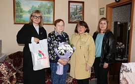 Актив Пинской городской организации РОО «Белая Русь» поздравил ветерана с Днем Победы 
