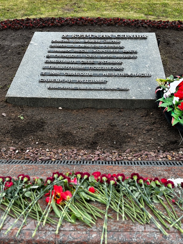 Армии Советской, Армии-освободительнице — слава!