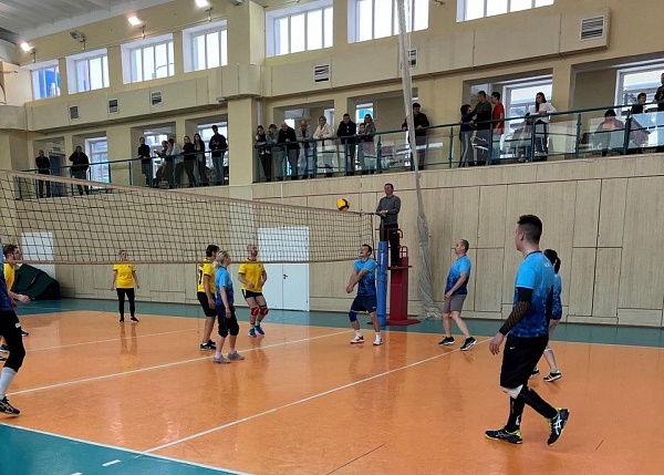 Столичные нотариусы показали свои спортивные навыки на I-ом турнире по волейболу