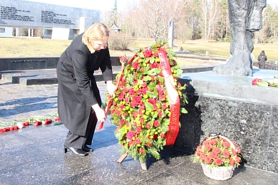 Нотариусы и представители Белорусской нотариальной палаты возложили цветы к Вечному огню в Хатыни