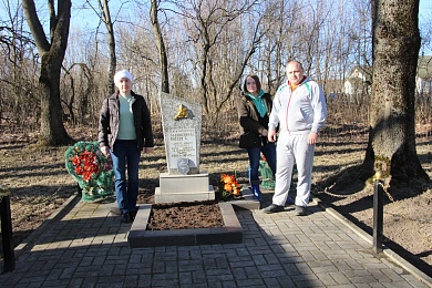 Сотрудники Белорусской нотариальной палаты провели субботник по благоустройству памятника времен ВОВ в Дричине
