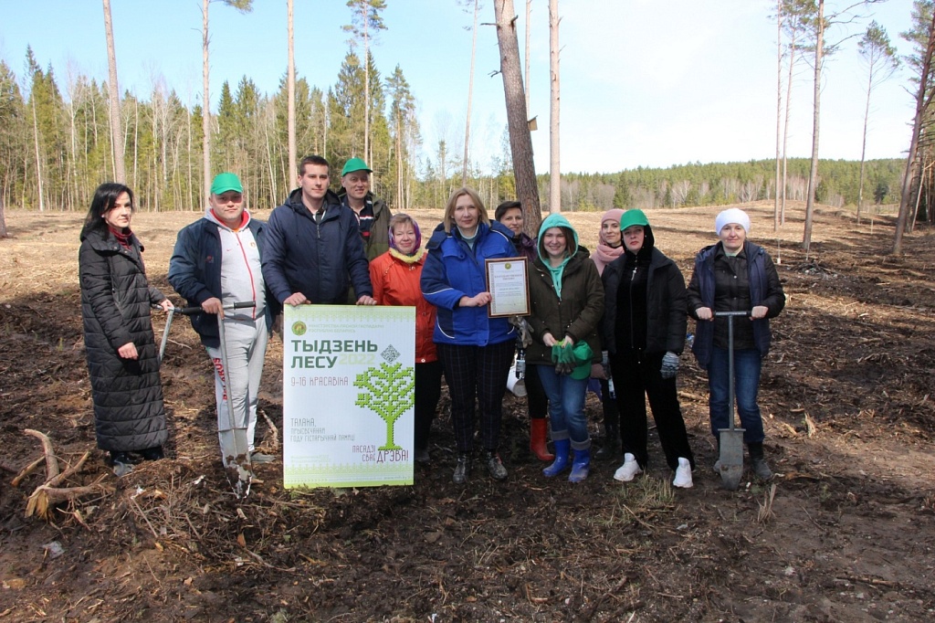 Представители БНП и нотариусы Минска приняли участие в акции «Неделя леса»