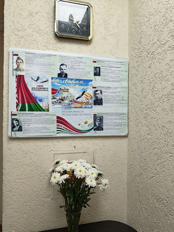 Церемония возложения цветов к монументу Победы