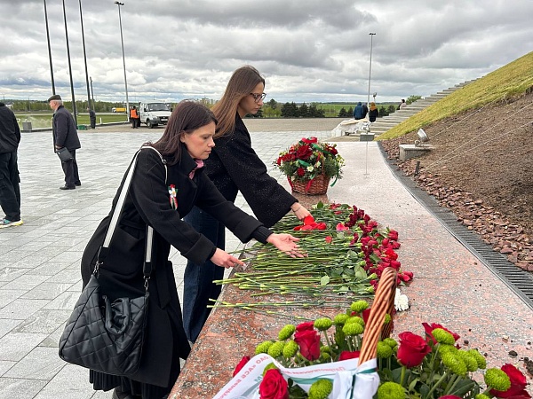 Армии Советской, Армии-освободительнице — слава!