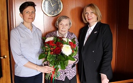 Наталья Борисенко поздравила ветерана нотариата с Днем Победы