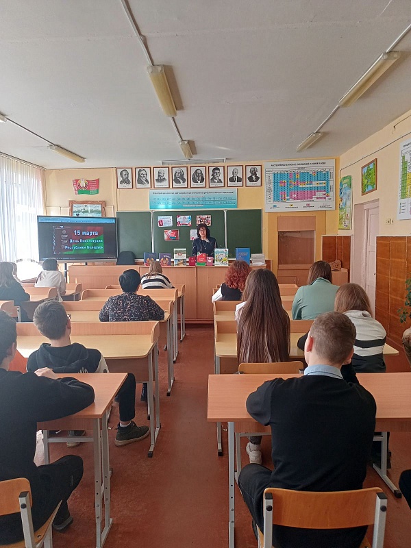 Нотариус Гомельского нотариального округа рассказала терешковичским школьникам о главном документе страны