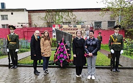 Возложение цветов к братской могиле на Лещинском кладбище