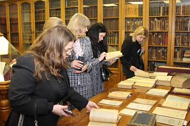 Представители БРСМ посетили книжную выставку по истории нотариата
