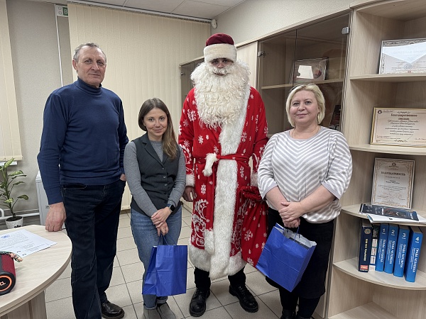 Традиции добра: Могилевская областная нотариальная палата подарила коллегам новогоднее волшебство