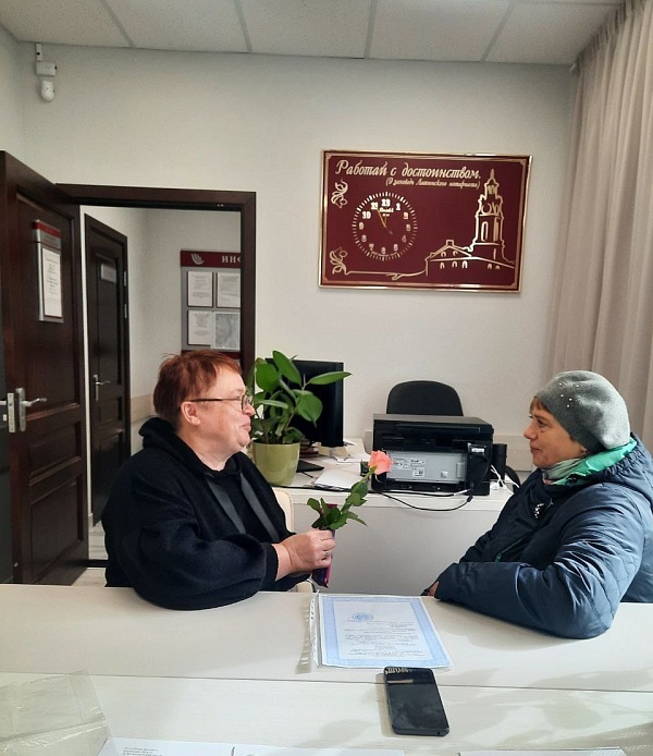 В нотариальных конторах чествуют граждан старшего поколения