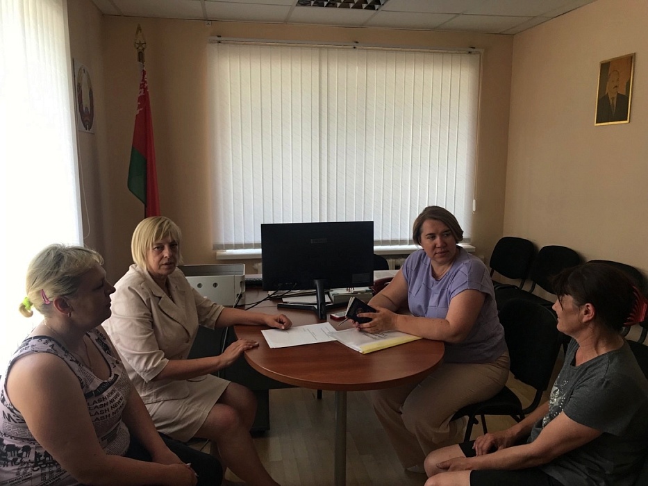 Нотариус Глусского района провела консультирование граждан совместно с начальником отдела загс