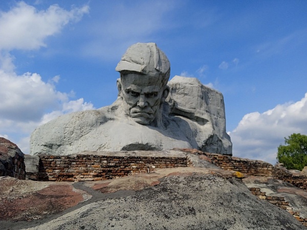 Место подвига, место памяти: Брестская крепость-герой