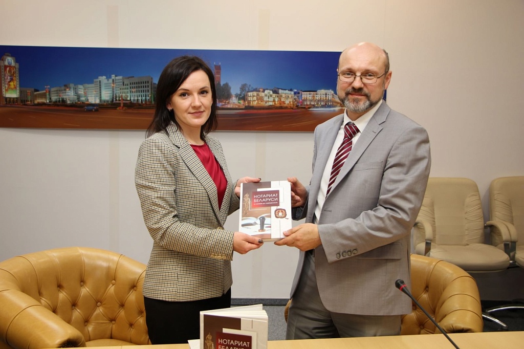 БНП передала в дар Национальной библиотеке Беларуси книги по истории нотариата