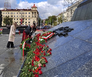 Возложение цветов к обелиску на площади Победы 