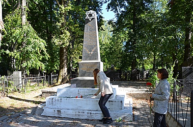 Возложены цветы к мемориалу жертвам фашизма 
