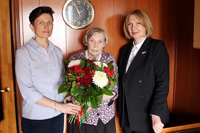 Наталья Борисенко поздравила ветерана нотариата с Днем Победы