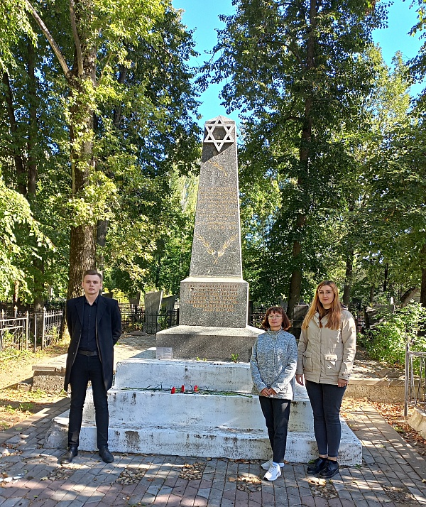 Возложены цветы к мемориалу жертвам фашизма 