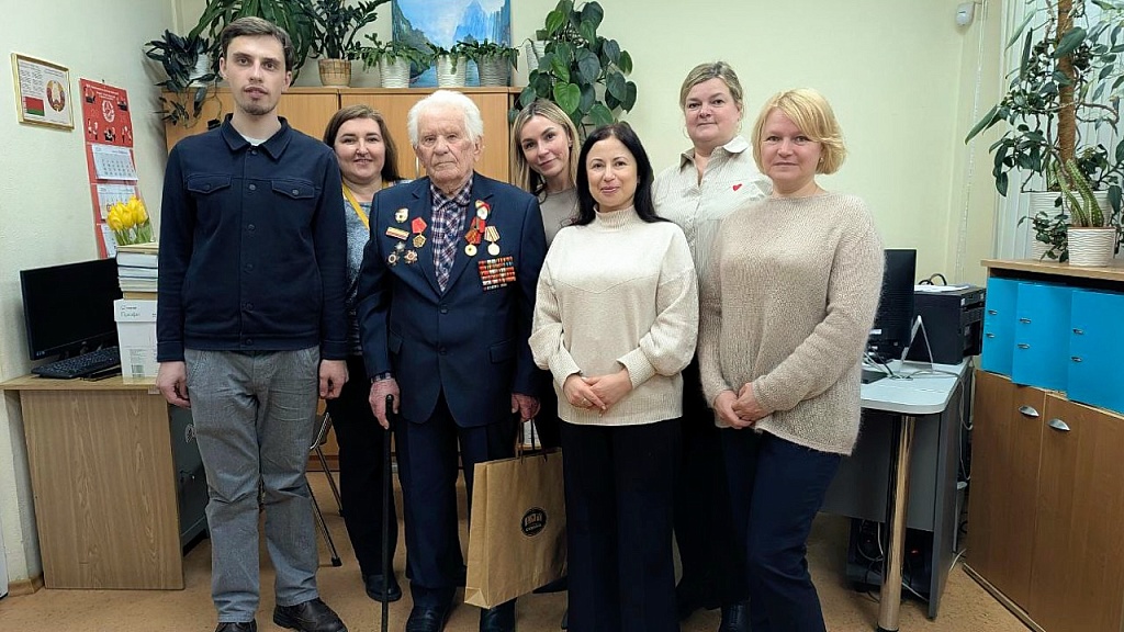 Связь поколений: визит ветерана Великой Отечественной войны Михаила Титова в первую Могилевскую нотариальную контору
