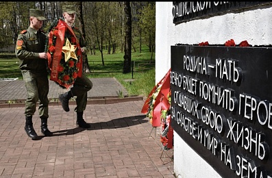 На Витебщине благоустроили территорию мемориального знака в парке имени 40-летия ВЛКСМ