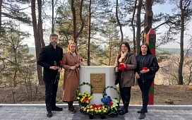 Наводим чистоту вместе у памятных мест