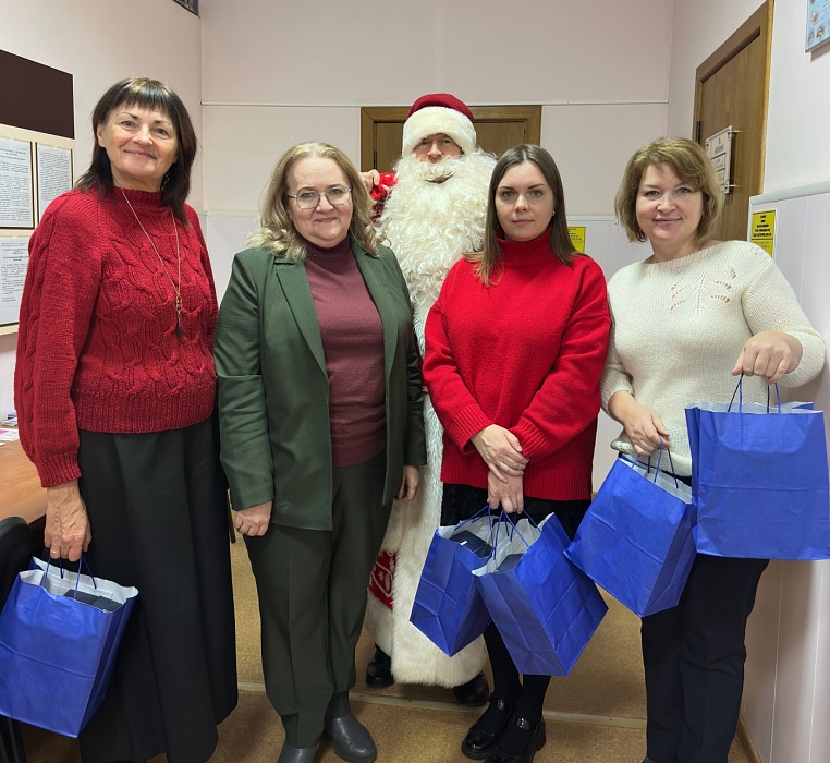 Традиции добра: Могилевская областная нотариальная палата подарила коллегам новогоднее волшебство