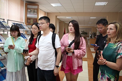 Иностранные магистранты БГЭУ посетили выставку по истории нотариата