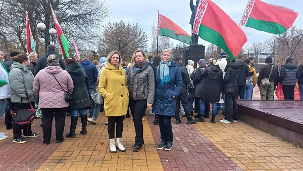 «В дни октября»...