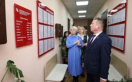 Министр юстиции посетил нотариальную контору Воложинского района