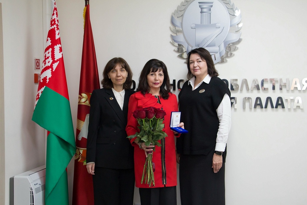 Отмечена нагрудным знаком БНП