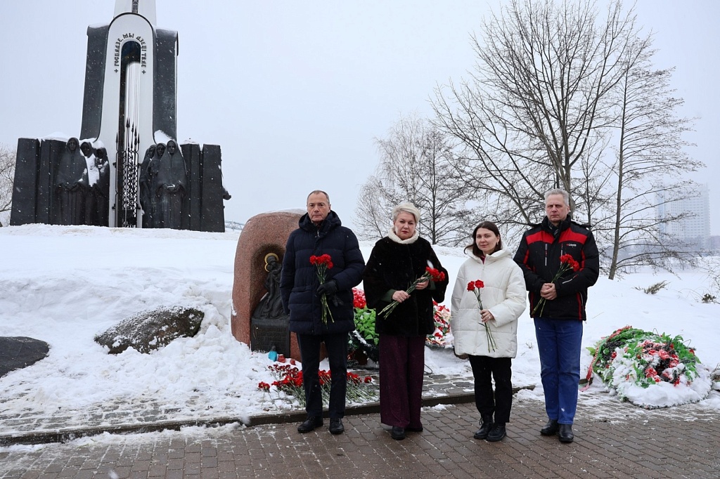 Память на века