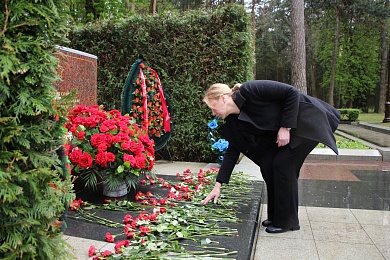 Представители Белорусской нотариальной палаты возложили цветы к монументу «Скорбящая мать»