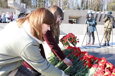 Нотариусы и представители Белорусской нотариальной палаты возложили цветы к Вечному огню в Хатыни