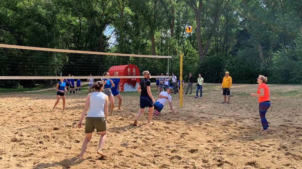 Столичные нотариусы – лучшие в игре в парковый волейбол!