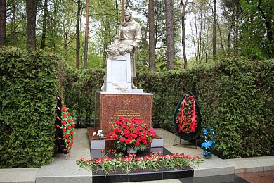 Представители Белорусской нотариальной палаты возложили цветы к монументу «Скорбящая мать»