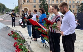 Церемония возложения цветов к монументу Победы