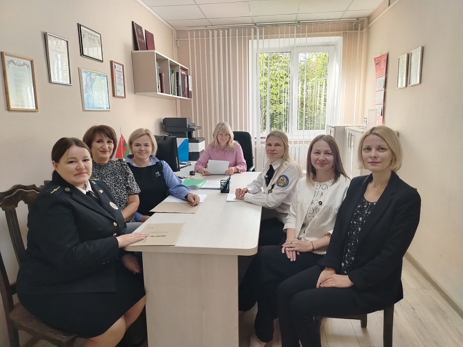 Сила в единстве: нотариусы и судебные исполнители Мозыря провели совместную встречу и акцию для граждан
