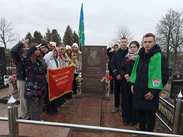 Коллективы нотариальных контор Минской области почтили память воинов-интернационалистов