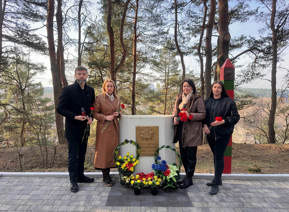 Наводим чистоту вместе у памятных мест