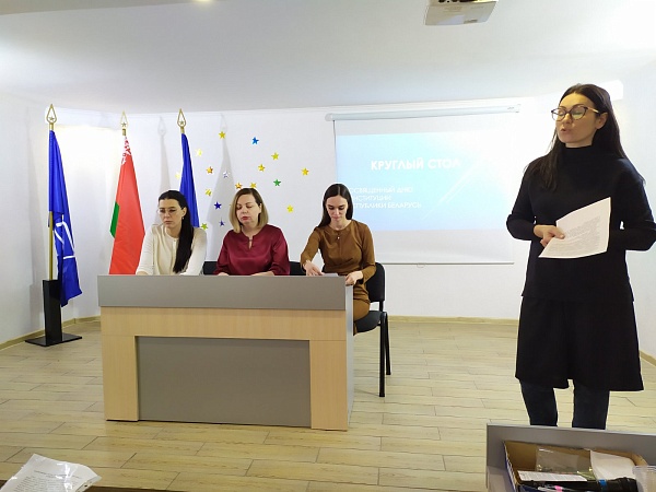 Нотариусы в праздник Основного Закона страны с молодежью!