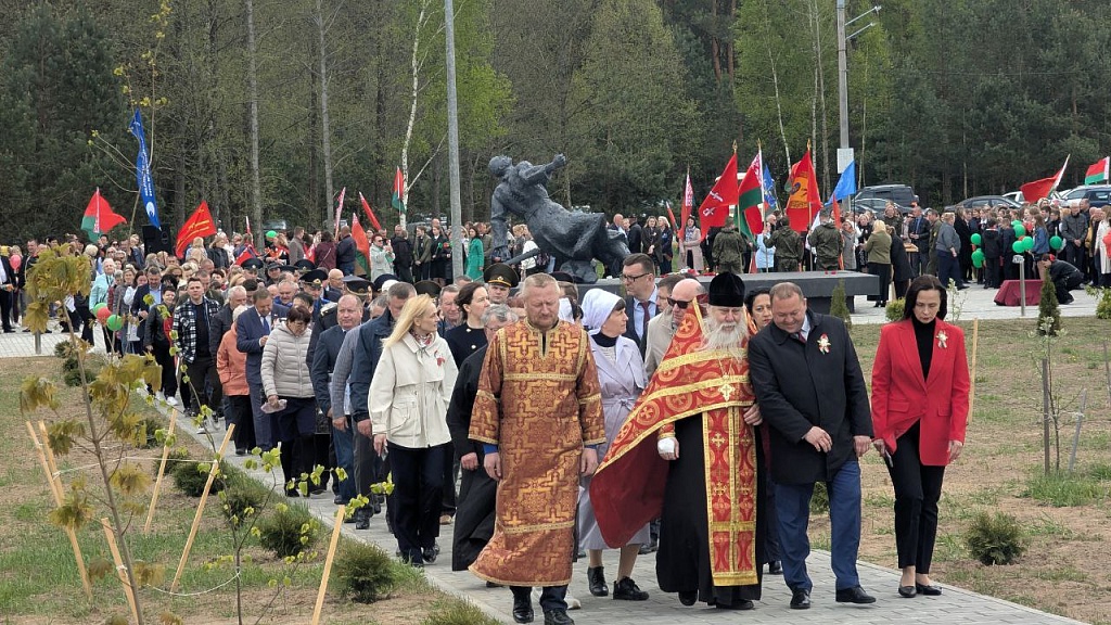Торжественное открытие каплицы у памятного знака советским воинам, павшим на реке Проня в 1943-1944гг. в д.Дрануха