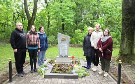 Сотрудники Белорусской нотариальной палаты благоустроили памятник узникам фашистского плена в аг. Дричин